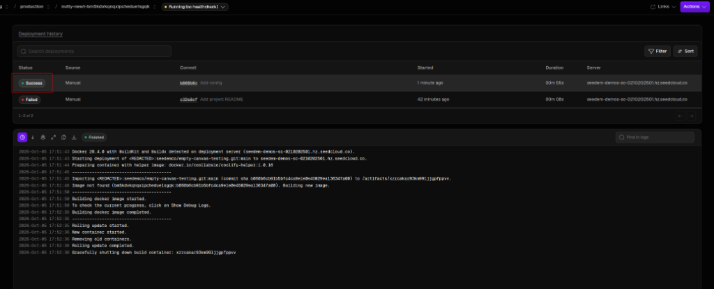 Historial de despliegues en Coolify mostrando un despliegue con estado Success y la aplicación corriendo, con el log del proceso completado
