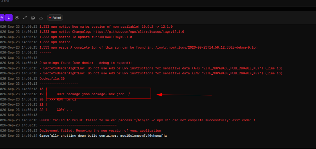 Log de un despliegue fallido mostrando el error en la línea "RUN npm ci" del Dockerfile